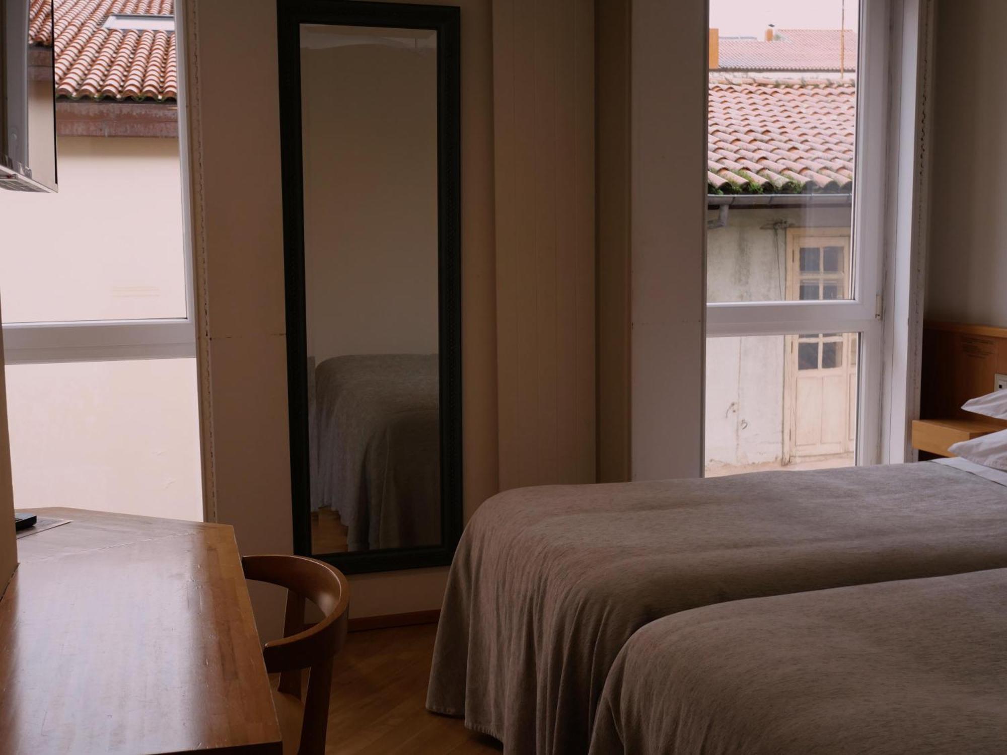 Twin Room,1756463077:JPEG